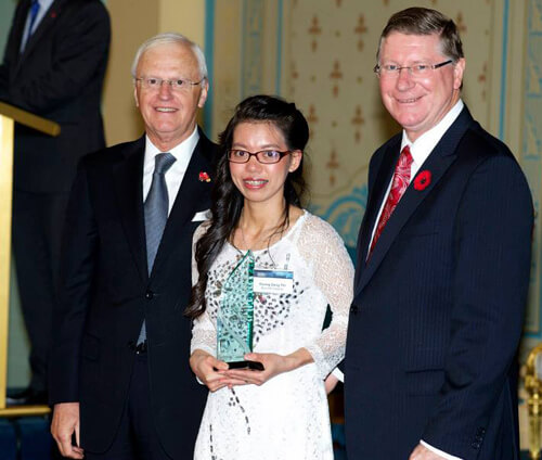 Đặng Thị Hương, nữ sinh Việt Nam đầu tiên và duy nhất nhận đúp hai giải thưởng Sinh viên quốc tế xuất sắc năm 2013 bang Victoria, Sinh viên quốc tế xuất sắc của năm 2013 do Thủ hiến bang Victoria Denis Napthine trao tặng. Ảnh: NVCC.