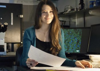 Elana Simon trong phòng thí nghiệm đại học Rockefeller, nơi cô thực hiện các nghiên cứu về ung thư fibromellar.