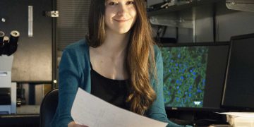 Elana Simon trong phòng thí nghiệm đại học Rockefeller, nơi cô thực hiện các nghiên cứu về ung thư fibromellar.