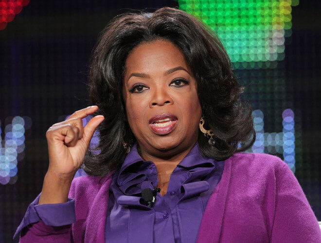 8. Oprah Winfrey Nữ hoàng truyền hình Mỹ sinh năm 1954 trong một gia đình nghèo tại vùng nông thôn Mississippi. Tuổi thơ của bà là những chuỗi ngày khổ cực, bị lạm dụng và mang bầu ở tuổi 14. Sau đó, con của bà cũng chết yểu. Tuy nhiên, tài năng giao tiếp của bà bộc lộ từ rất sớm. Oprah được học bổng toàn phần vào đại học, giành chiến thắng trong một cuộc thi hoa khôi và được một đài phát thanh chú ý. Sau đó, bà chuyển sang làm dẫn chương trình và hiện là CEO một kênh truyền hình mang tên Oprah Winfrey Network.
