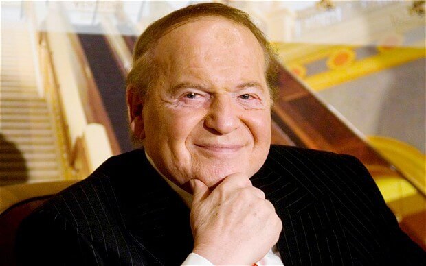 4. Sheldon Adelson Ông chủ Tập đoàn casino – resort Las Vegas Sands từng cùng cha mẹ và ba anh em họ ngủ chen chúc trên một chiếc giường rất nhỏ. Cha ông là một tài xế taxi người Lithuania, còn mẹ ông có một cửa hàng đan. Năm 12 tuổi, Adelson đã bắt đầu bán báo và sau đó quản lý một máy bán hàng tự động. Adelson từng thử sức với rất nhiều lĩnh vực, từ buôn bán đồ dùng phòng tắm cho khách sạn đến môi giới thế chấp nhà cửa. Bước ngoặt đến với ông khi bán được Comdex (Hội chợ máy tính quốc tế) với giá hơn 800 triệu USD. Ông đã dùng số tiền đó để mua Sands Hotel & Casino và sau đó là khu siêu nghỉ dưỡng The Venetian.